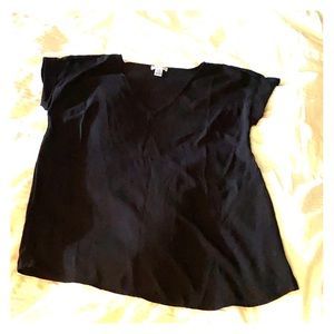 Light weight v neck maternity top